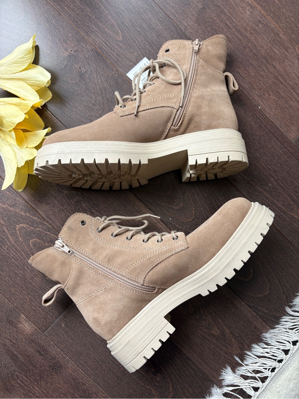 NWT Danier Trudy Suede Lace Up Boots - Picture 15 of 16